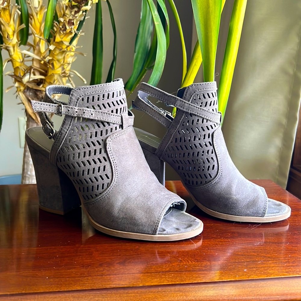 American Eagle Unique OpenToe Heels